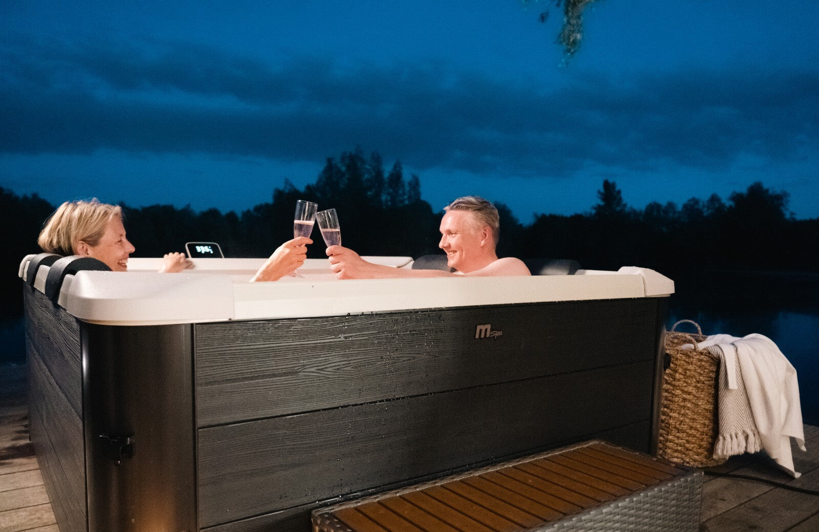 MSPA FRAME OSLO BUBBLE & JET SPA INFLATABLE HOT TUB PLASTIC WOOD WALL LED LIGHTS