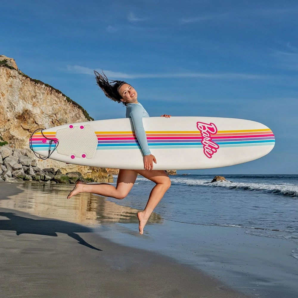 Barbie Signature Tabla De Surf De 8 Ft De  / Tabla De Surf De Espuma Suave Para Niños Y Adultos / Cubierta Superior Con Gráfico Y Fondo Liso De Alta Densidad / Color Blanco Y Rosa / Correa Para La Pierna Y Juego De Aletas Incluidos